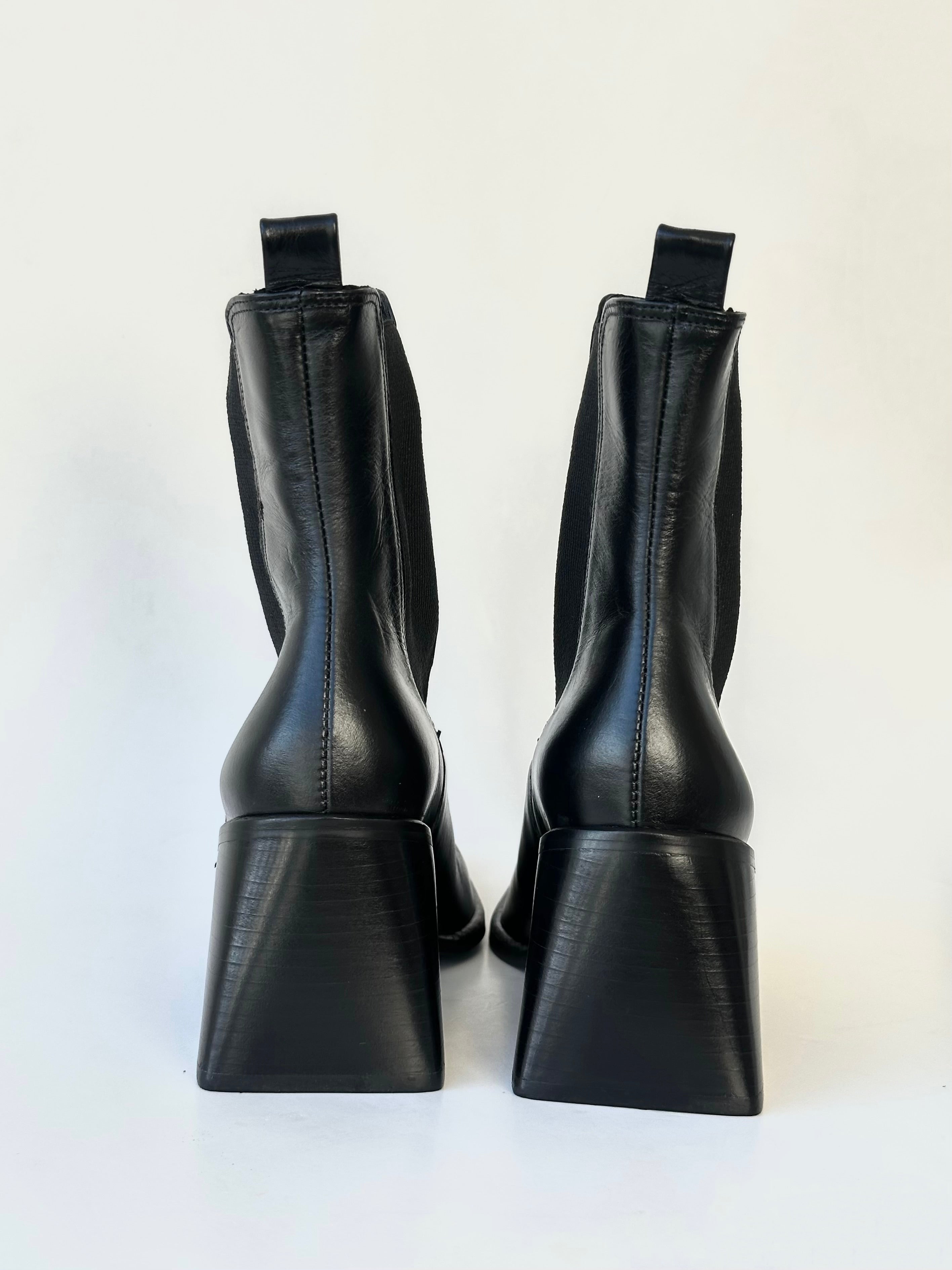 Bota Chelsea Soho Couro Preta