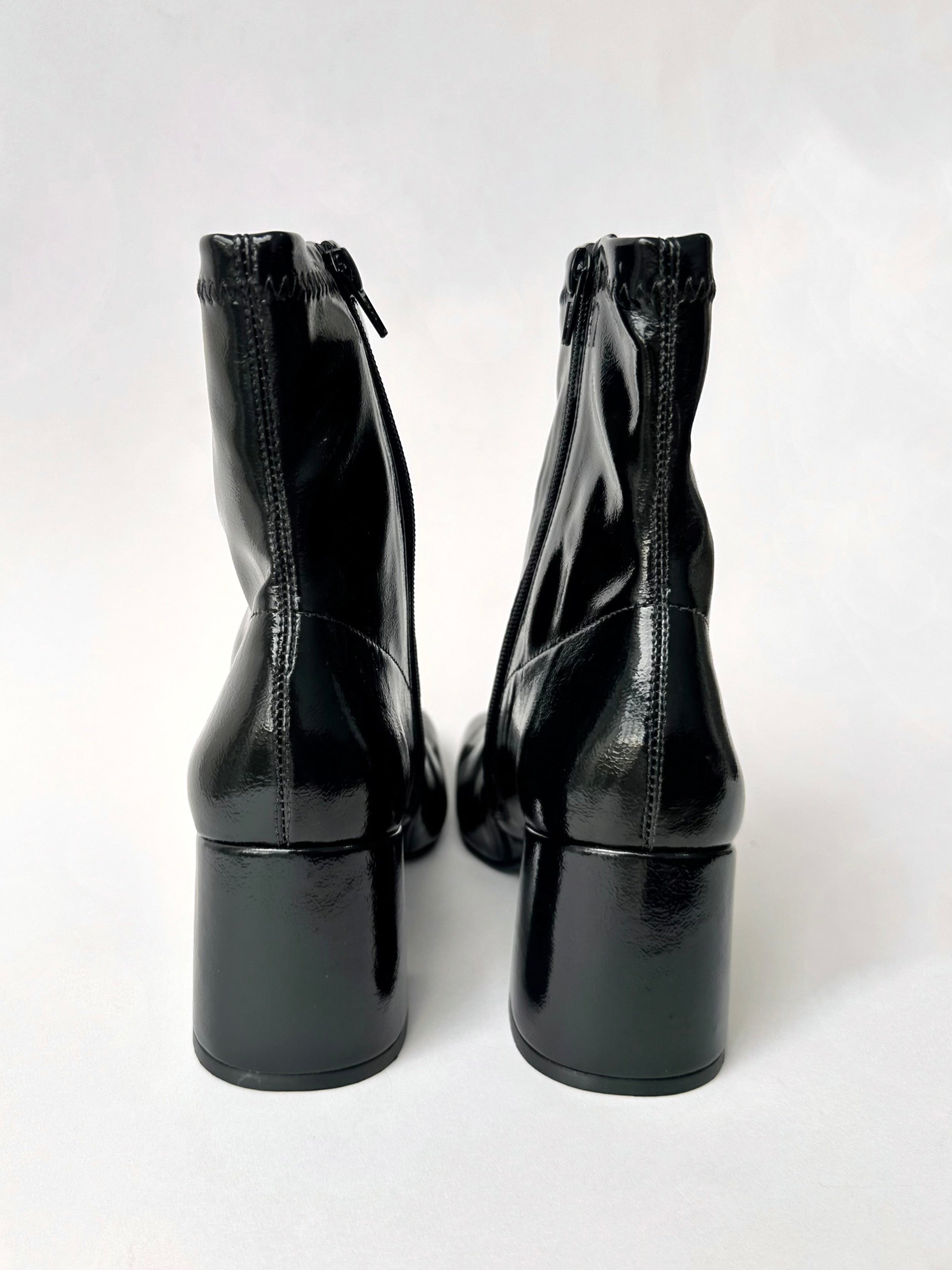 Bota Monique Verniz Stretch