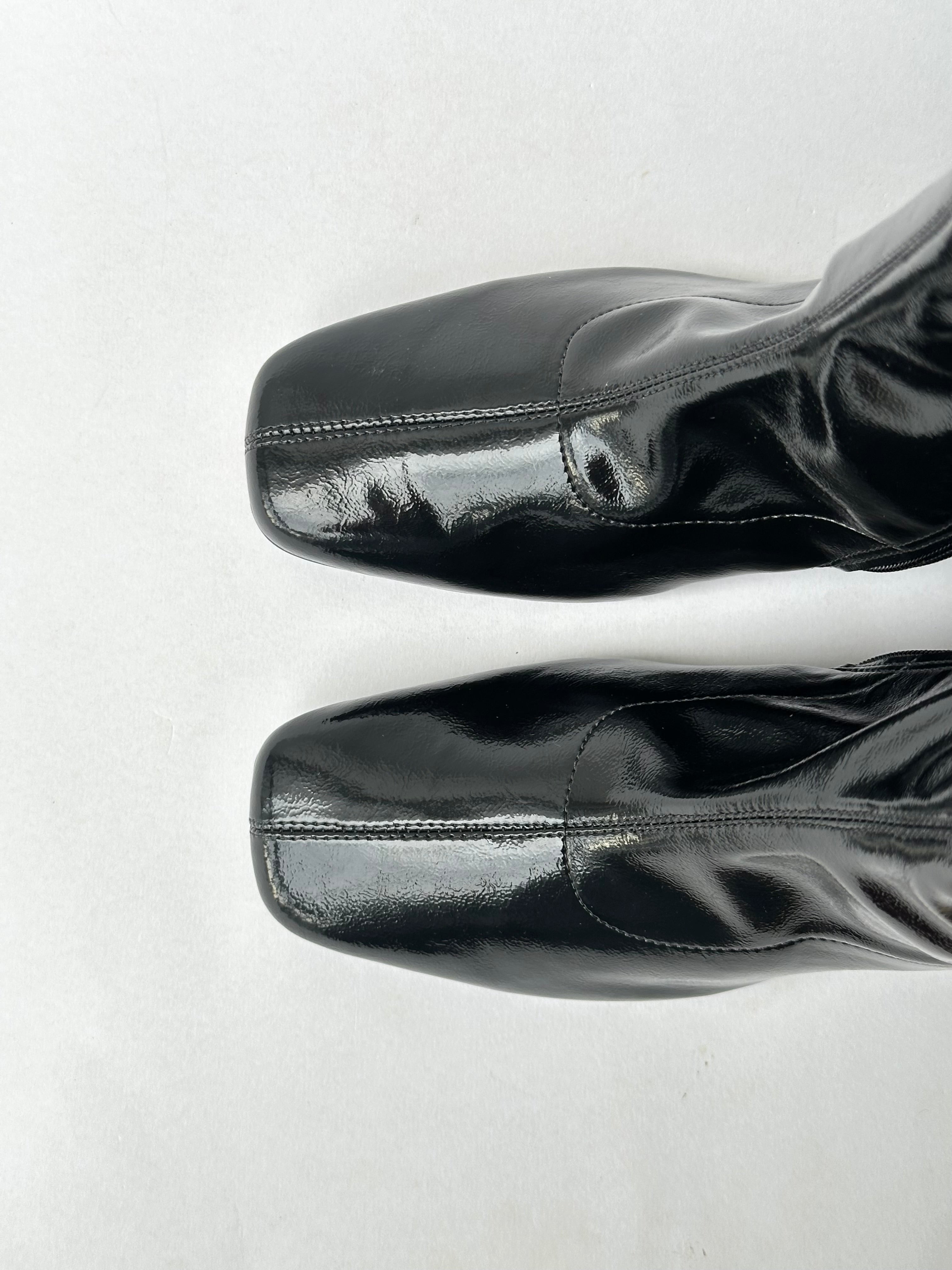 Bota Monique Verniz Stretch