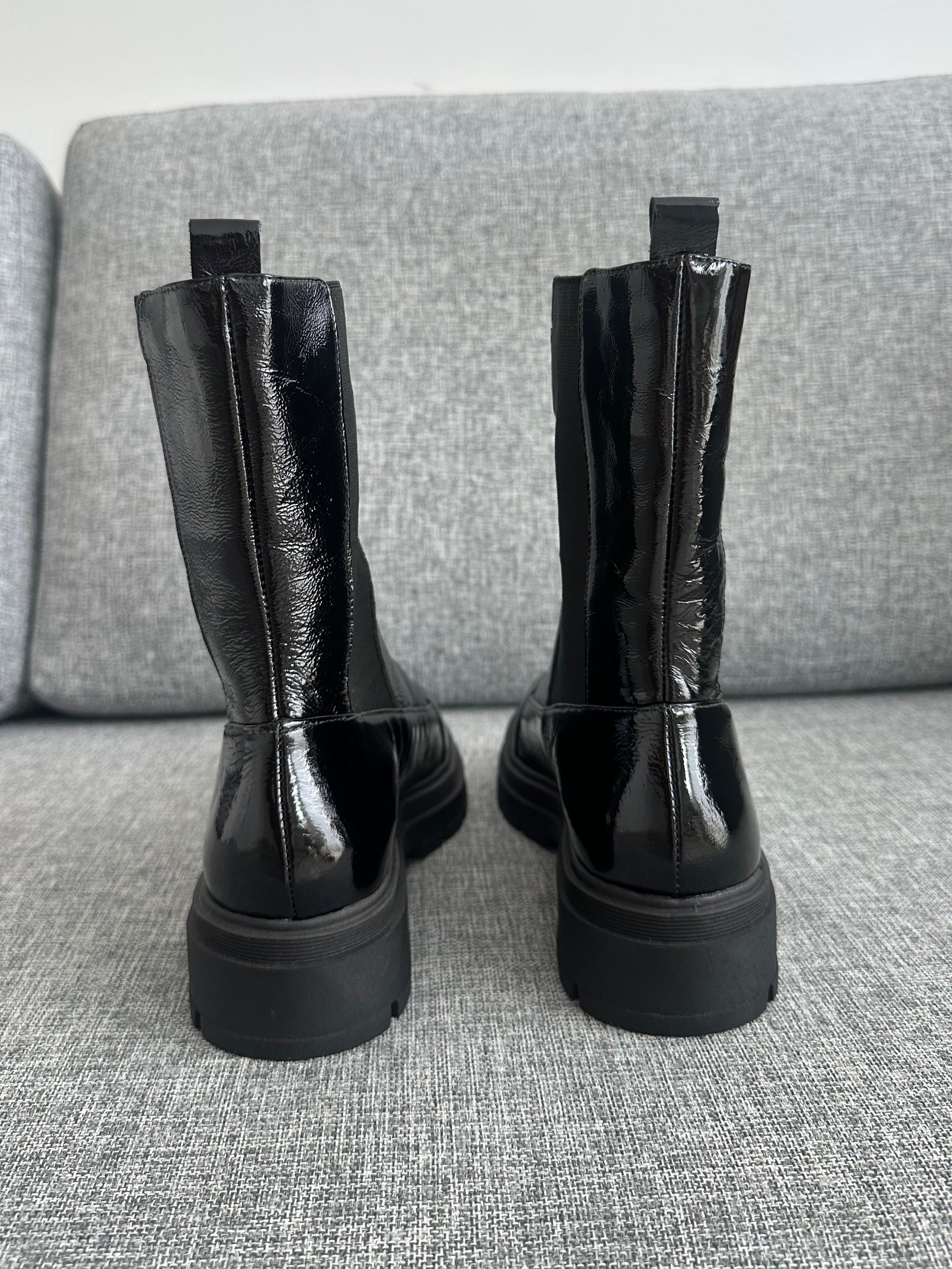 BOTA AGNES COURO CHELSEA PRETA