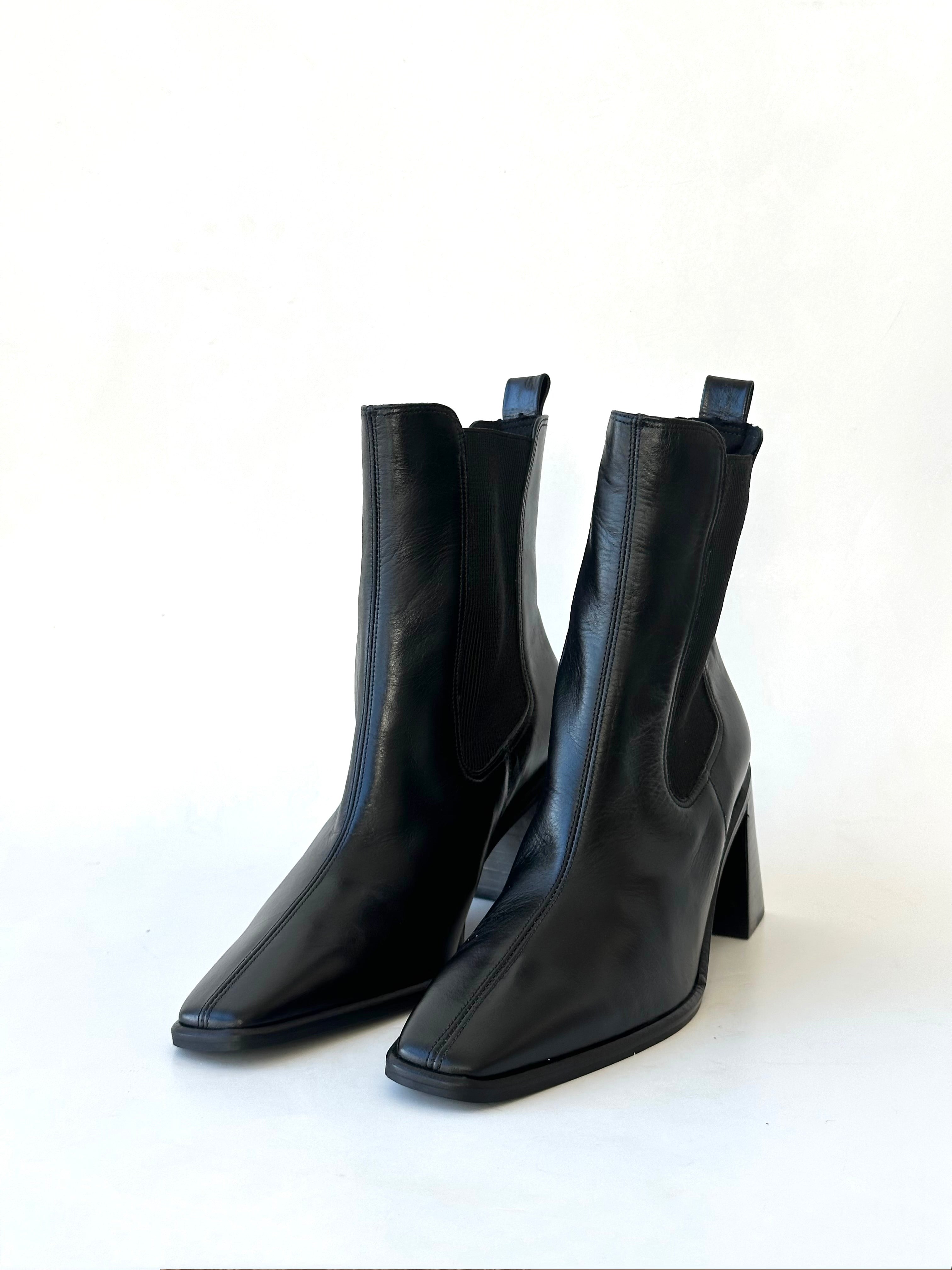 Bota Chelsea Soho Couro Preta